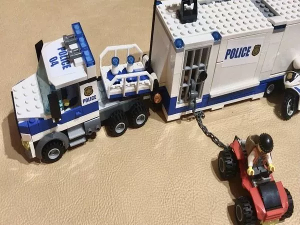 Обзор Lego Cities Мобильный командный центр 60139